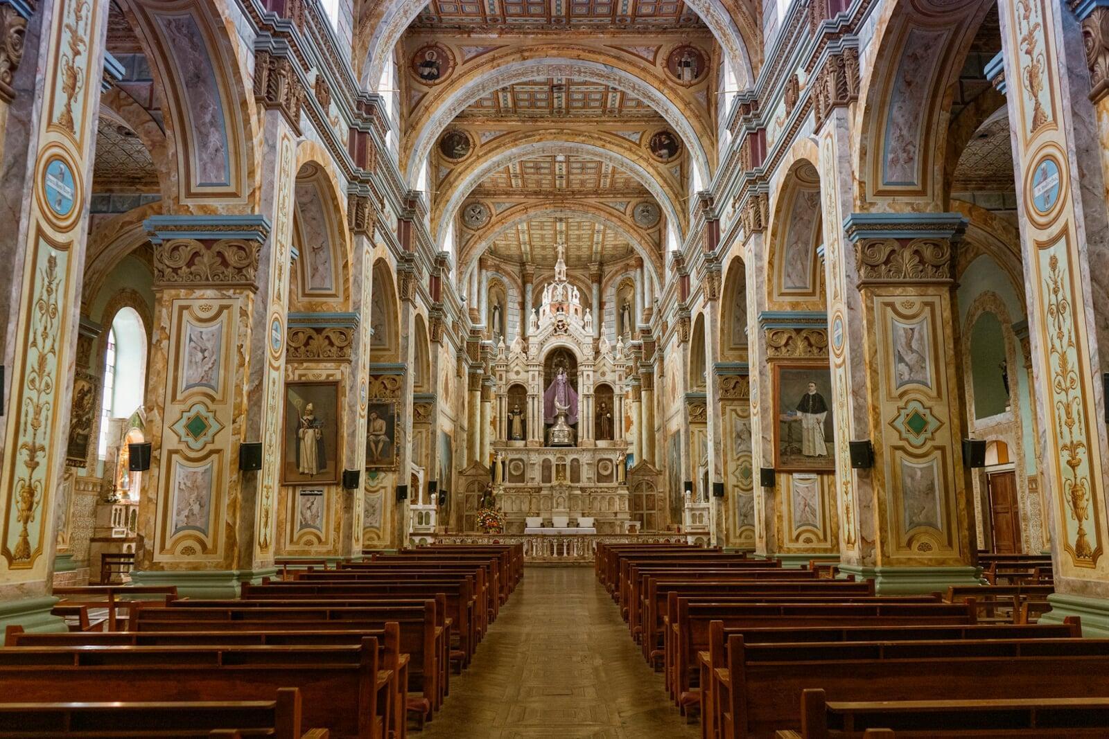 Architecture of Catholic Churches: Traditions, Innovation & Immersive Spaces